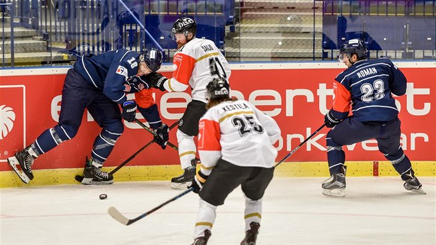 Momentka z duelu hokejov Ligy mistr mezi Vtkovicemi (modr) a Krpt Oulu
