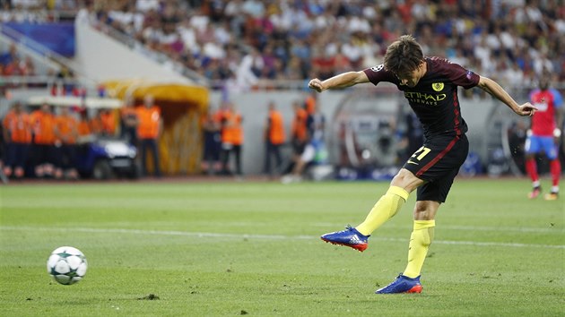 David Silva  z Manchesteru City skruje v utkn proti Steaue Bukure.