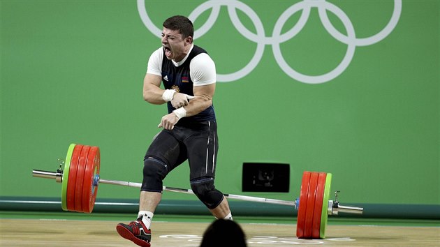 BOLEST. Armnsk vzpra Andranik Karapetjan si v olympijskm finle do 77 kilogram zlomil pi nadhozu ruku.