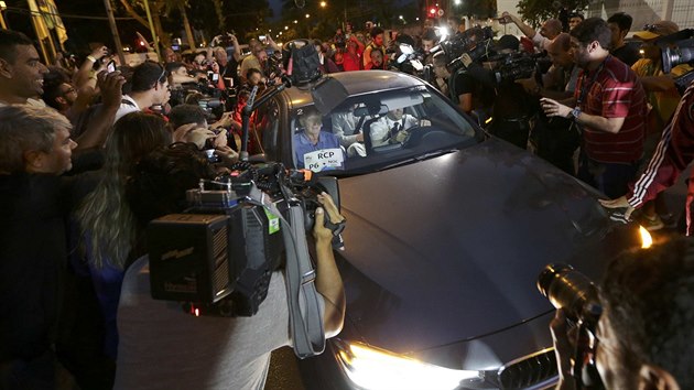 Takto novini a sportovn fanouci obklopili auto, v nm po vslechu u policie odjdli plavci Gunnar Bentz a Jack Conger. Dav na n kiel: Lhi! Podvodnci!