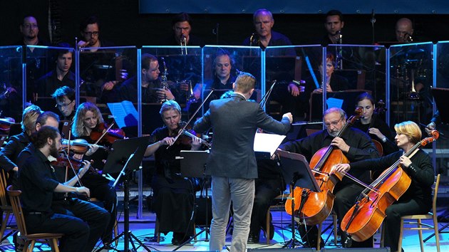 Karlovarsk symfonick orchestr doprovz Michala Prokopa ve skladb Msto ER. (Festival Krsn ztrty, Loket, 13. srpna 2016)