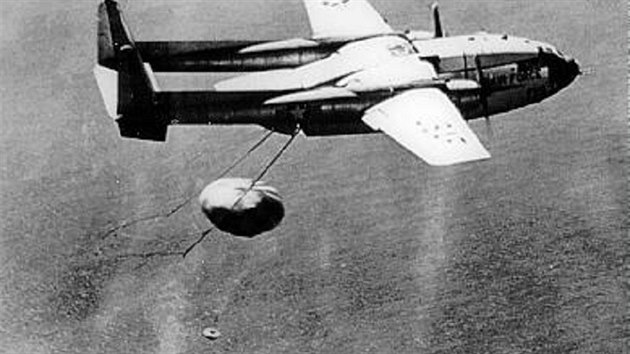Letoun C-119 zachytil kapsli s filmem nasnímaným pionání druicí Discoverer 14
