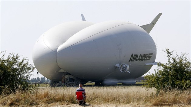 Vzducholo Airlander 10 pipraven k prvnmu letu.