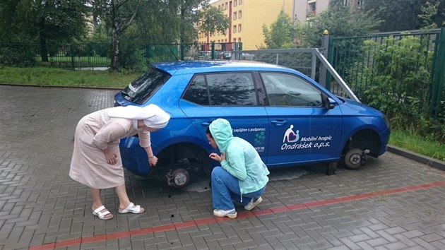 Zlodj ukradl z automobilu dv kola. Neodradilo jej ani to, e jej vyuv mobiln hospic.