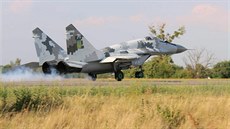 Ukrajinská stíhaka MiG-29 bhem manévr u msta Rovno (10. srpna 2016)