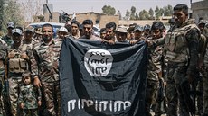 Irácká sunnitská milice se chlubí ukoistnou vlajkou Islámského státu (9....