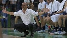 Trenér panlských basketbalist Sergio Scariolo bhem utkání s Argentinou.