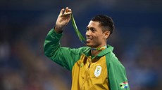 Wayde van Niekerk s úsmvem ukazuje zlatou medaili. Svtovým rekordem na 400...