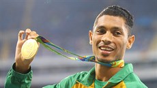 Wayde van Niekerk s úsmvem ukazuje zlatou medaili. Svtovým rekordem na 400...