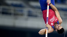 HLAVOU DOLŮ. Tyčkař Jan Kudlička si v olympijském finále vedl výborně. Stačilo... HLAVOU DOLŮ. Tyčkař Jan Kudlička si v olympijském finále vedl výborně. Stačilo...