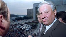 Ruský prezident Boris Jelcin promluvil ke shromádní ped Bílým domem z tanku puist (19. srpna 1991)