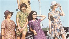 Dederonové šaty ve východoněmeckém katalogu z roku 1971 Dederonové šaty ve východoněmeckém katalogu z roku 1971