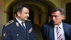 Tomáš Tuhý a Pavel Blažek poté, co sněmovní komise ukončila výslech policejního... Tomáš Tuhý a Pavel Blažek poté, co sněmovní komise ukončila výslech policejního...
