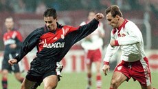 PŘED DVACETI LETY. Fotbalisté Widzewu Lodž (v bílém) se v sezoně 1996-97 jako... PŘED DVACETI LETY. Fotbalisté Widzewu Lodž (v bílém) se v sezoně 1996-97 jako...
