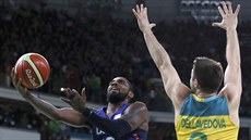 Amerického basketbalistu Kyrieho Irvinga (vlevo) brání australský reprezentant...