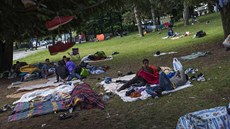 Italské Como se potýká se stovkami uprchlíků, kteří chtějí překročit hranice se... Italské Como se potýká se stovkami uprchlíků, kteří chtějí překročit hranice se...