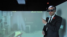 Emmanuel Macron pi testování virtuální reality (25. ervence 2016)