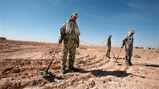 Egyptská vláda se snaží zaminované oblasti vyčistit. V zemi však stále... Egyptská vláda se snaží zaminované oblasti vyčistit. V zemi však stále...
