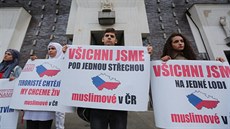 Před kostelem Nejsvětějšího Srdce Páně na náměstí Jiřího z Poděbrad se po... Před kostelem Nejsvětějšího Srdce Páně na náměstí Jiřího z Poděbrad se po...