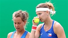 eské tenistky Barbora Strýcová a Lucie afáová (vpravo) v boji o postup do...