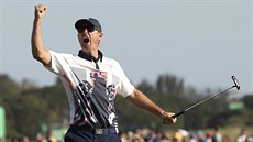 Britský golfista Justin Rose se raduje na greenu 18. jamky z celkového... Britský golfista Justin Rose se raduje na greenu 18. jamky z celkového...