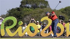 Americký golfista Matt Kuchar pi drivu na 16. jamce. (14. srpna 2016)