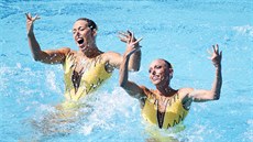Synchronizované plavkyn Soa Bernardová a Albta Dufková pi vystoupení na...