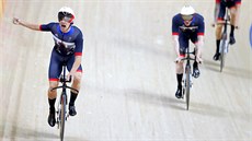 Brittí dráhoví cyklisté (zleva) Owain Doull, Edward Clancy a Bradley Wiggins...