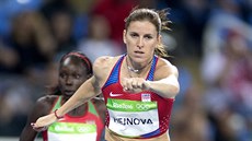 Zuzana Hejnová v rozbhu závodu na 400 metr pekáek dobhla na postupovém...