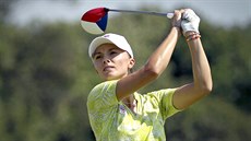 Klára Spilková při odpalu na třetí jamce úvodního kola olympijského turnaje.... Klára Spilková při odpalu na třetí jamce úvodního kola olympijského turnaje....