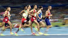 Jakub Holua (první zprava) v semifinálovém olympijském závodu na 1500 metr....