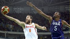 Basketbalista Kevin Durant z USA v souboji se Sergiem Rodriguezem ze panlska....