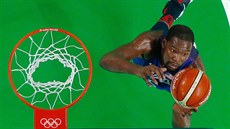 Basketbalista Kevin Durant z USA v semifinálovém utkání se panlskem. (19....