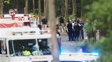 Záchranáři a vyšetřovatelé poblíž místa zřícení letadla u Tuscaloosy v Alabamě... Záchranáři a vyšetřovatelé poblíž místa zřícení letadla u Tuscaloosy v Alabamě...