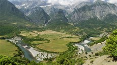 Řeka Vjosa v Albánii. Nad ní se tyčí pohoří Nemërçkë. Řeka Vjosa v Albánii. Nad ní se tyčí pohoří Nemërçkë.