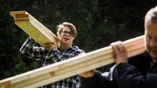 Dobrovolníci si v šumavském národním parku vyzkoušeli, jak se zavodňují louky.... Dobrovolníci si v šumavském národním parku vyzkoušeli, jak se zavodňují louky....