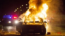 Zapálené auto, jeden z projev násilností v Milwaukee