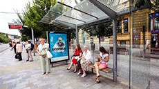 Brňané se nejen v centru města kryjí v přístřešcích, jež vybudovala firma... Brňané se nejen v centru města kryjí v přístřešcích, jež vybudovala firma...