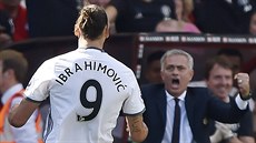 ZLATAN A JOSÉ. Útoník Ibrahimovic slaví svj první gól v Manchesteru United, o...