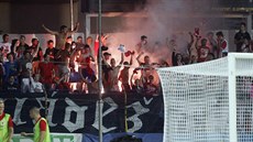 Slávističtí fanoušci během ligového utkání v Jihlavě. Slávističtí fanoušci během ligového utkání v Jihlavě.