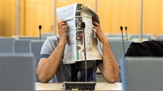 Člen teroristického hnutí Islámský stát před soudem v Düsseldorfu. Člen teroristického hnutí Islámský stát před soudem v Düsseldorfu.