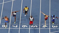 Justin Gatlin (vpravo) probíhá cílem svého semifinále a na tetím míst a...