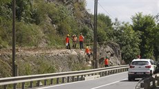 Nad železniční tratí a silnicí mezi Vladislaví a Třebíčí se začala drolit... Nad železniční tratí a silnicí mezi Vladislaví a Třebíčí se začala drolit...