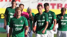 ZKLAMANÍ. Fotbalisté Jablonce odcházejí ze hřiště po ligovém zápase se... ZKLAMANÍ. Fotbalisté Jablonce odcházejí ze hřiště po ligovém zápase se...