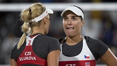 CENNÁ ZKUENOST. Markéta Sluková (zády) s Barborou Hermannovou v Riu skonily ped branami osmifinále, jejich potenciál vak leí vý.