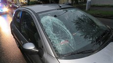 Vozidlo poškozené po srážce s chodcem v Mariánských Lázních. Vozidlo poškozené po srážce s chodcem v Mariánských Lázních.