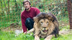 Muž ve Zděchově chová lva, je přesvědčený, že jej zvládá, lidi ve vesnici ale... Muž ve Zděchově chová lva, je přesvědčený, že jej zvládá, lidi ve vesnici ale...