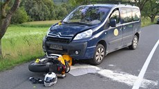 Motorkář skončil zapíchnutý pod protijedoucím vozem. Vyvázl s lehkým zraněním. Motorkář skončil zapíchnutý pod protijedoucím vozem. Vyvázl s lehkým zraněním.