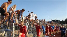 Fotbalisté Baníku Ostrava dkují fanoukm za podporu, ti jim zas za výhru 3:0.