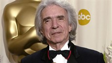 Arthur Hiller s čestnou cenou na udílení Oscarů Arthur Hiller s čestnou cenou na udílení Oscarů